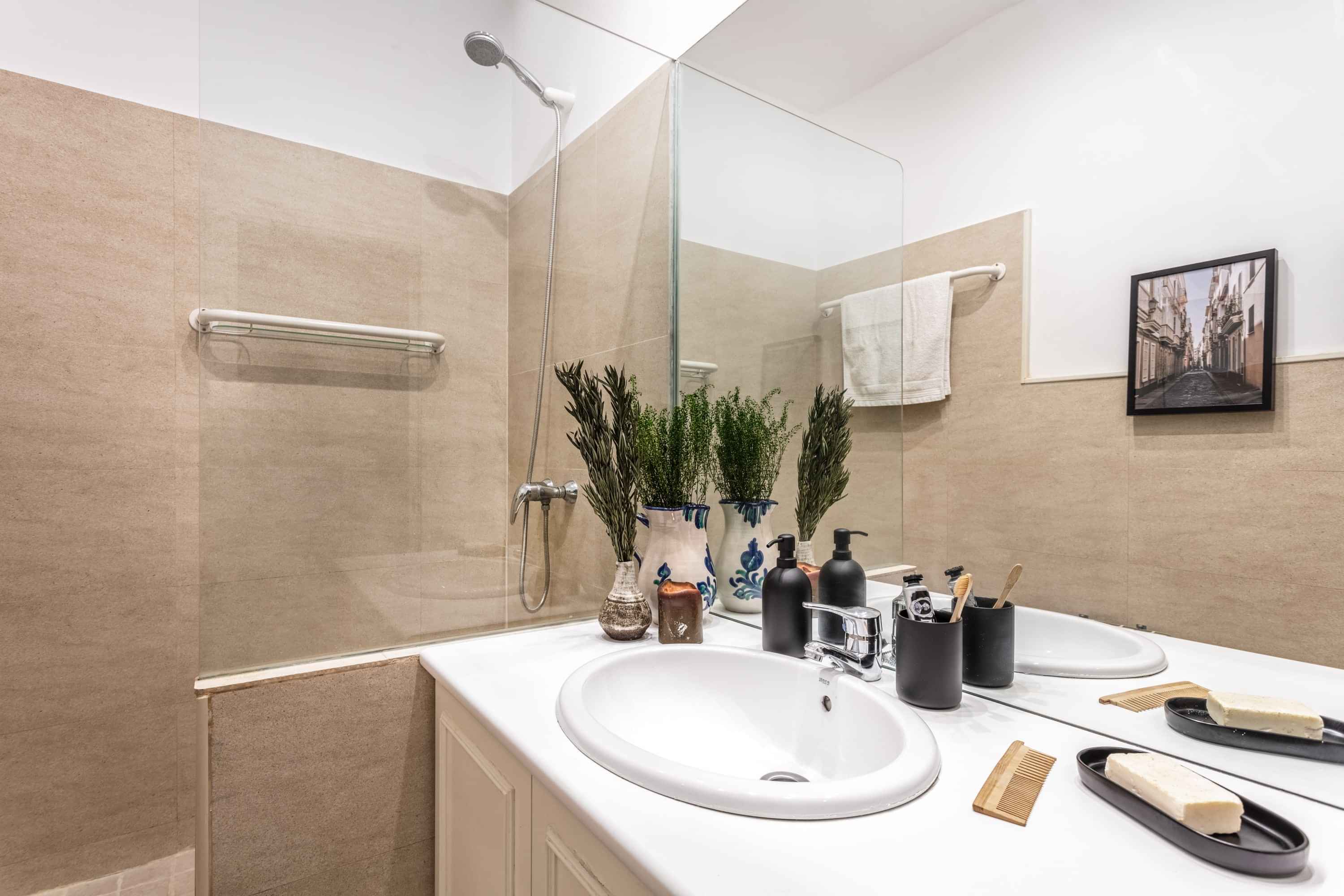 Common Area?w=400&h=260&fit=crop&q=40&auto=format&trim=auto