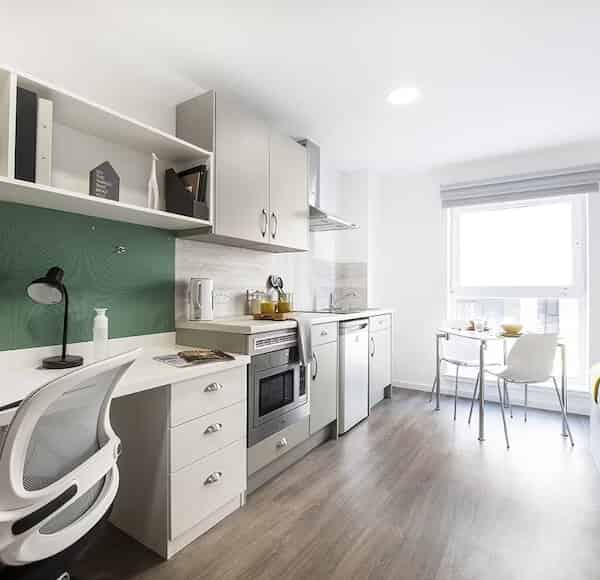 Common Area?w=400&h=260&fit=crop&q=40&auto=format&trim=auto