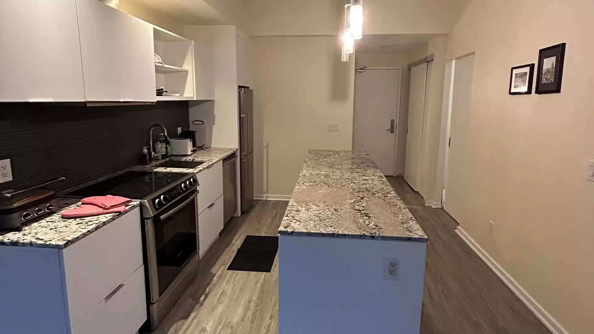 Amenities?w=400&h=260&fit=crop&q=40&auto=format&trim=auto