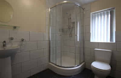 Bankfield Avenue, Manchester - Manchester, England, United Kingdom - 6 Bed 2 Bath - Bathroom