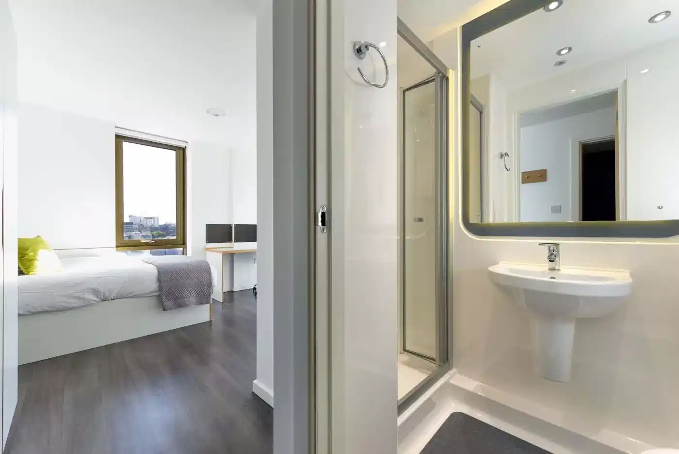 Common Area?w=400&h=260&fit=crop&q=40&auto=format&trim=auto