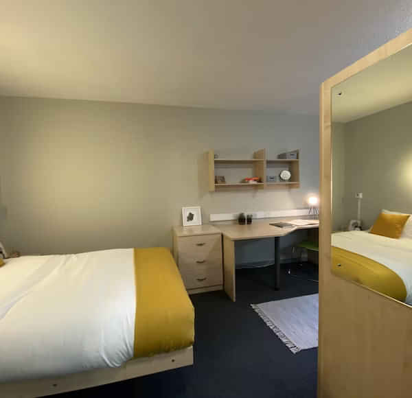 Exterior?w=400&h=260&fit=crop&q=40&auto=format&trim=auto