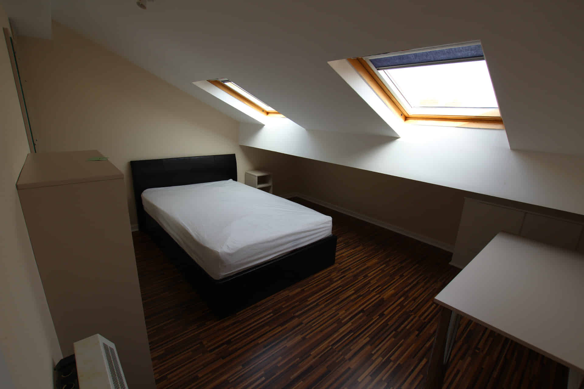 5 Bedroom 2 Bathroom Apartment - Amenities?w=400&h=260&fit=crop&q=40&auto=format&trim=auto