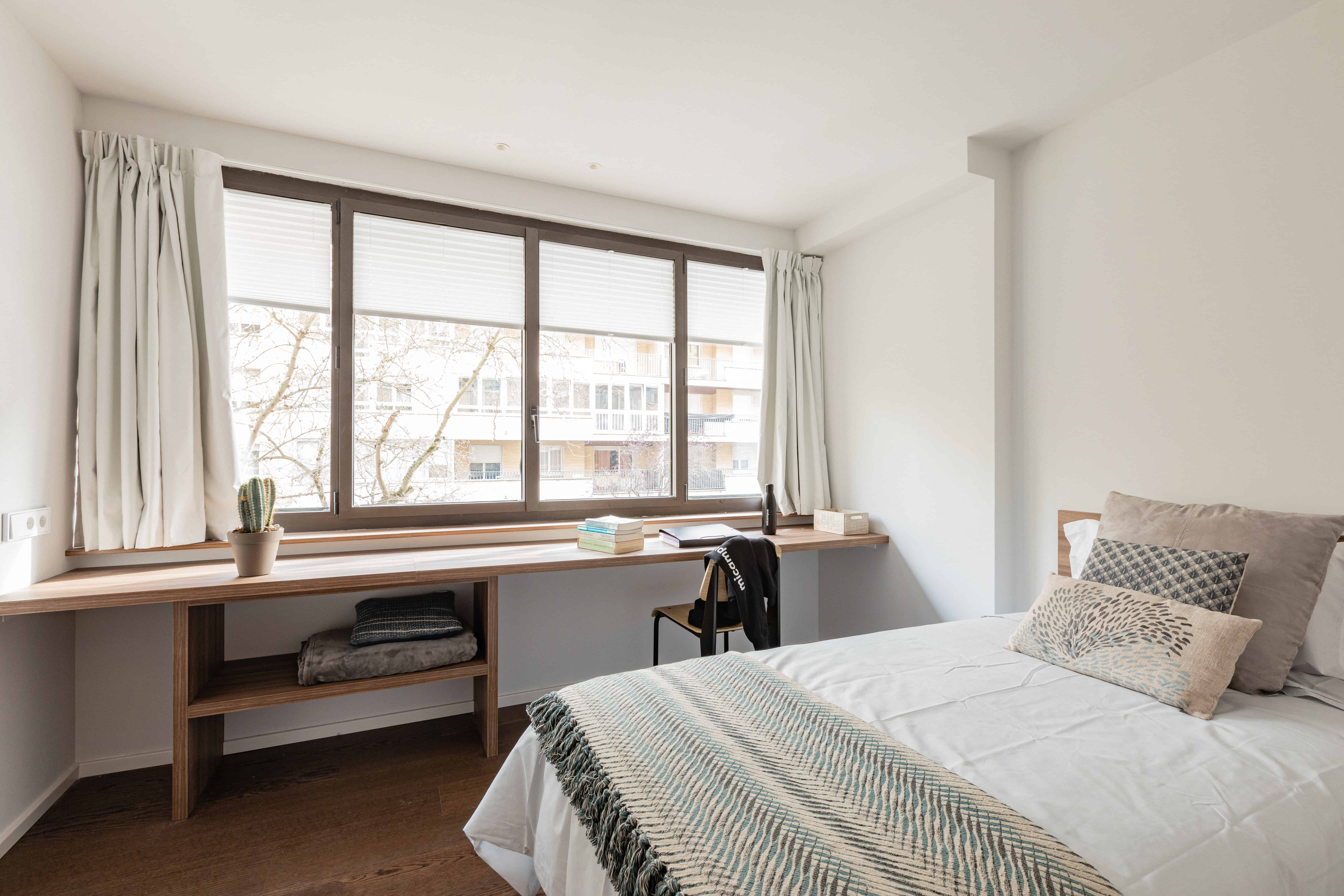 Amenities?w=400&h=260&fit=crop&q=40&auto=format&trim=auto