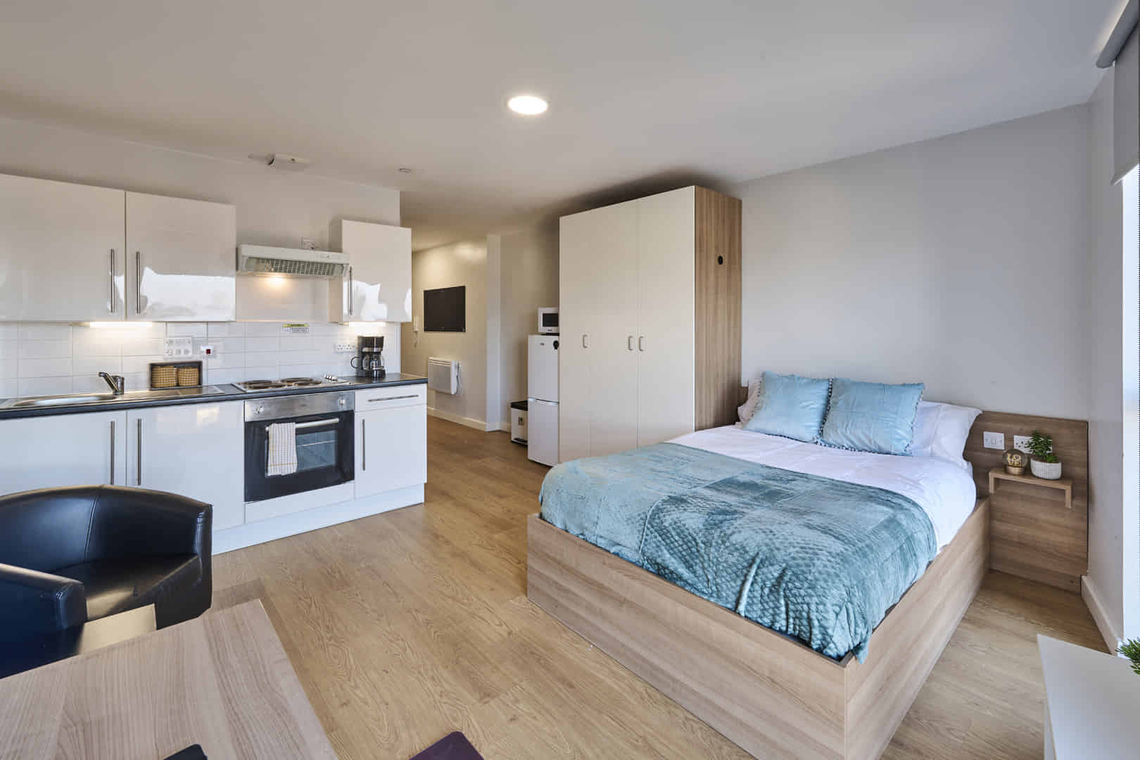 Exterior?w=400&h=260&fit=crop&q=40&auto=format&trim=auto