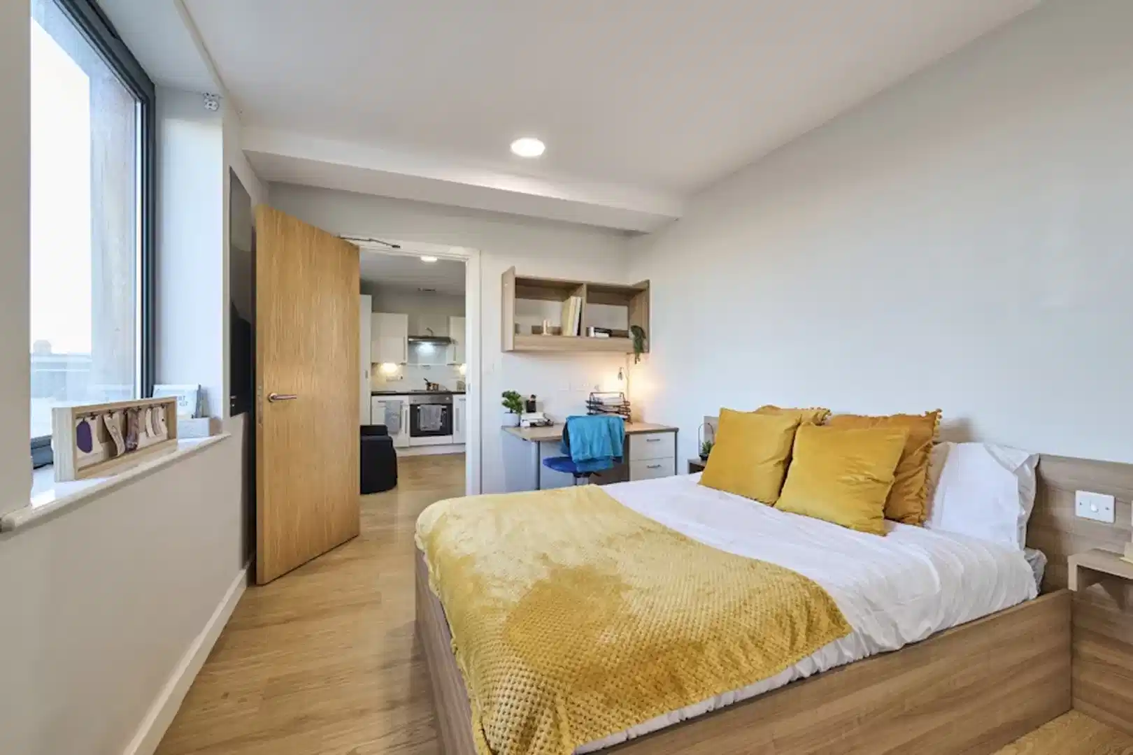 Exterior?w=400&h=260&fit=crop&q=40&auto=format&trim=auto