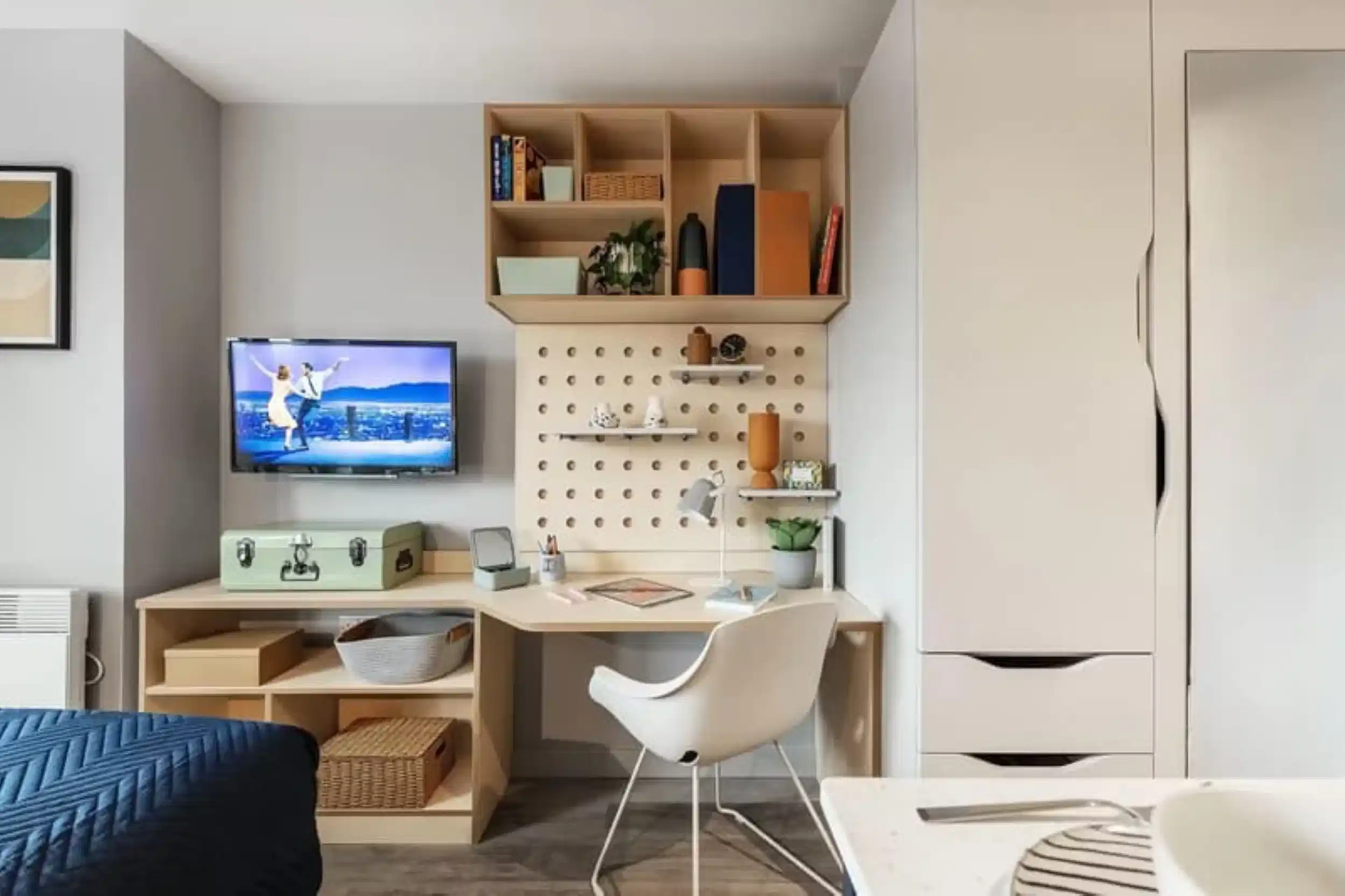 Common Area?w=400&h=260&fit=crop&q=40&auto=format&trim=auto