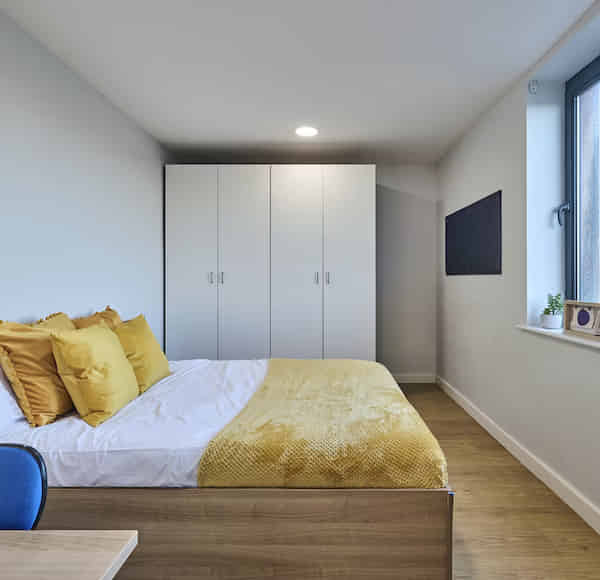 Exterior?w=400&h=260&fit=crop&q=40&auto=format&trim=auto