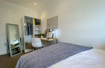Common Area?w=400&h=260&fit=crop&q=40&auto=format&trim=auto