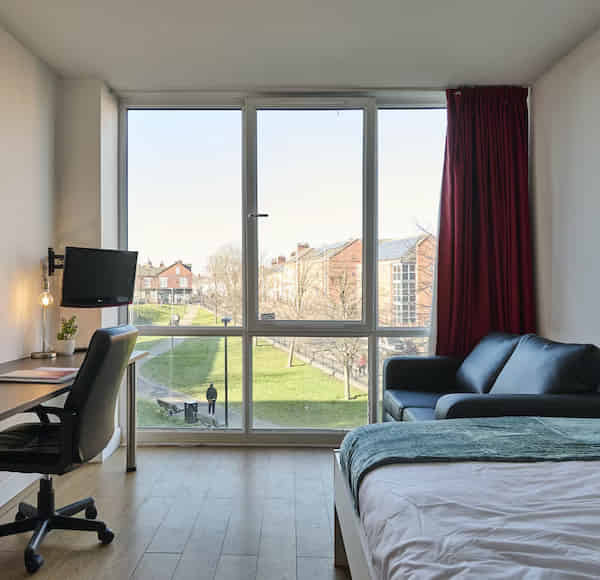 Exterior?w=400&h=260&fit=crop&q=40&auto=format&trim=auto