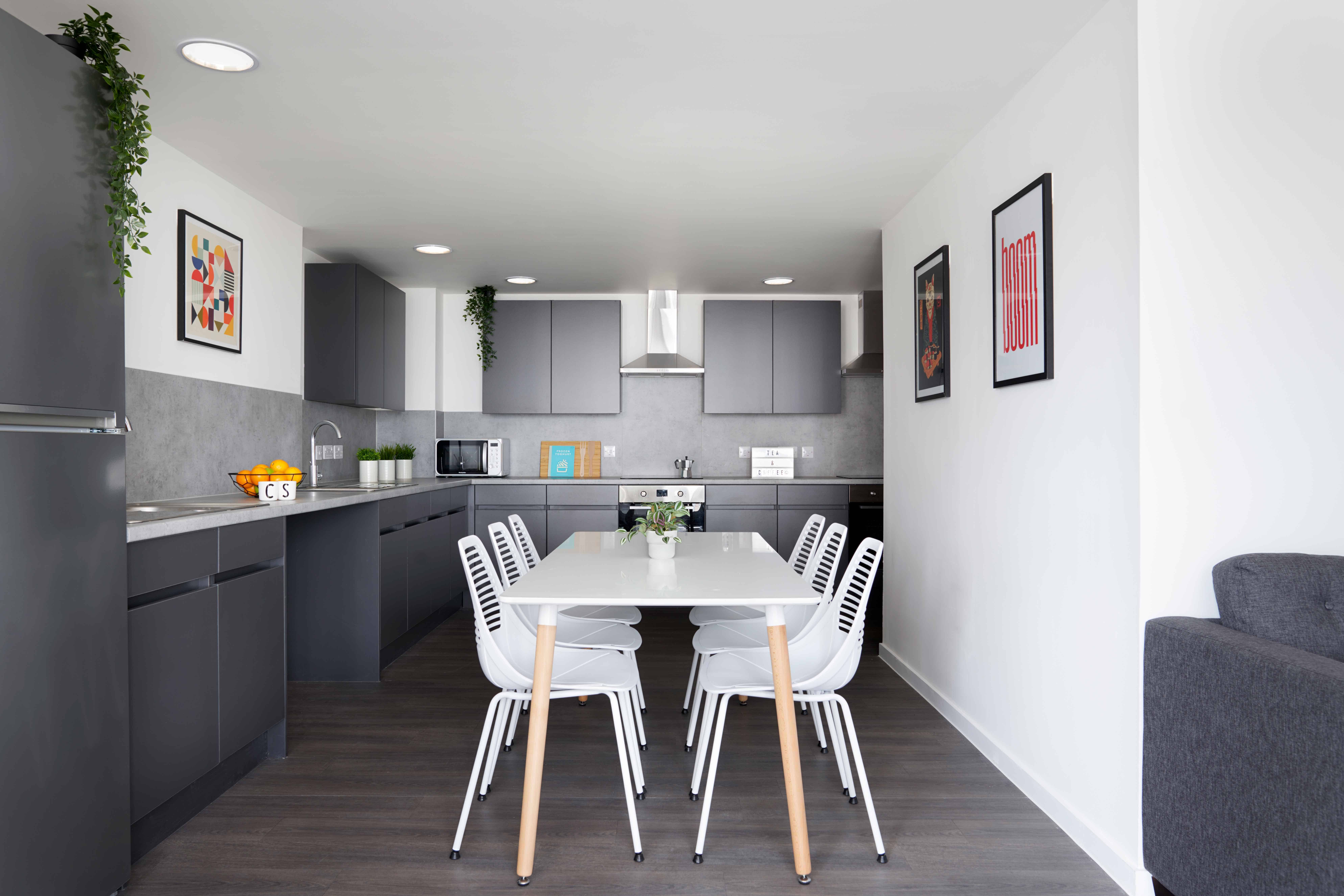 Bedroom?w=400&h=260&fit=crop&q=40&auto=format&trim=auto