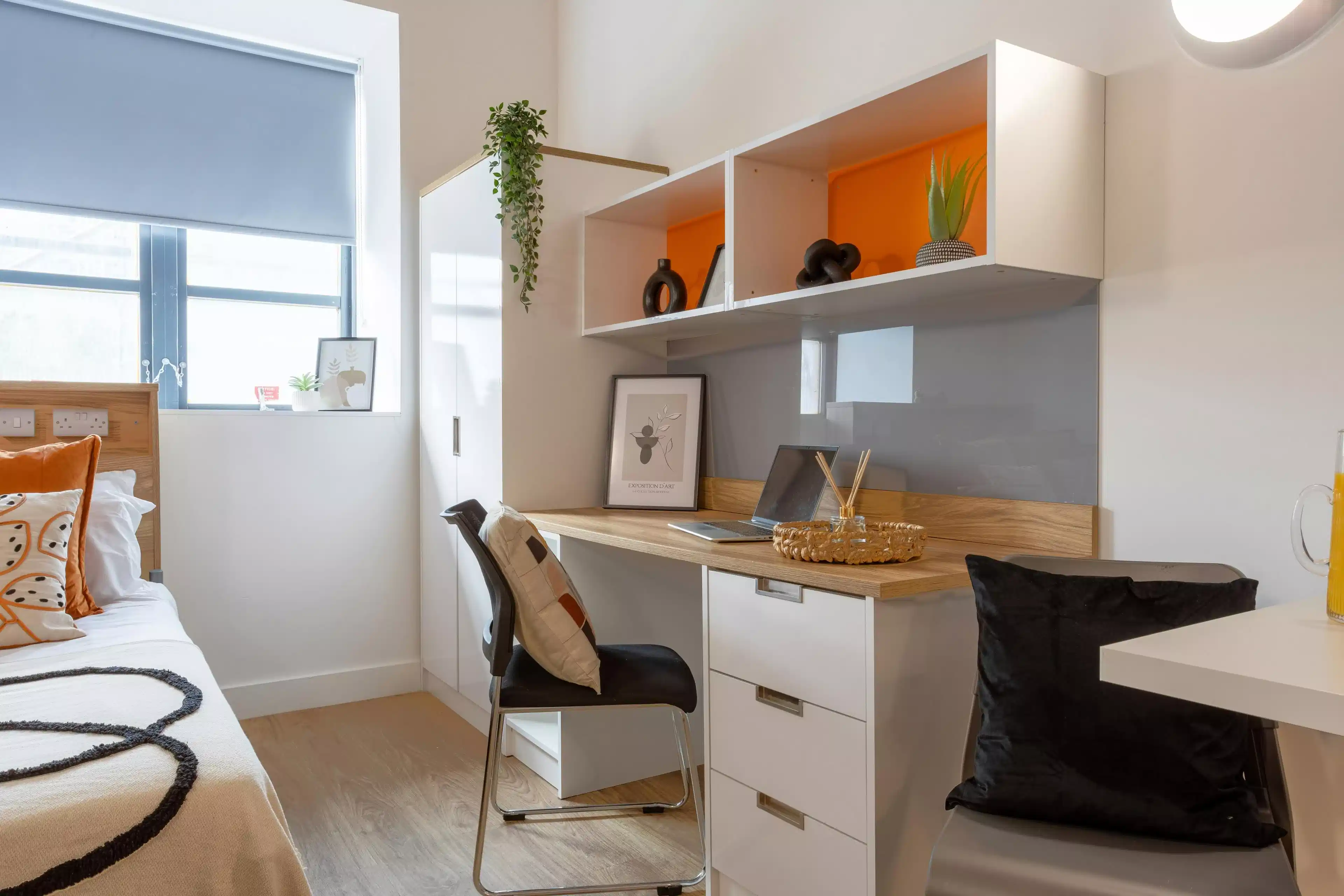 Exterior?w=400&h=260&fit=crop&q=40&auto=format&trim=auto