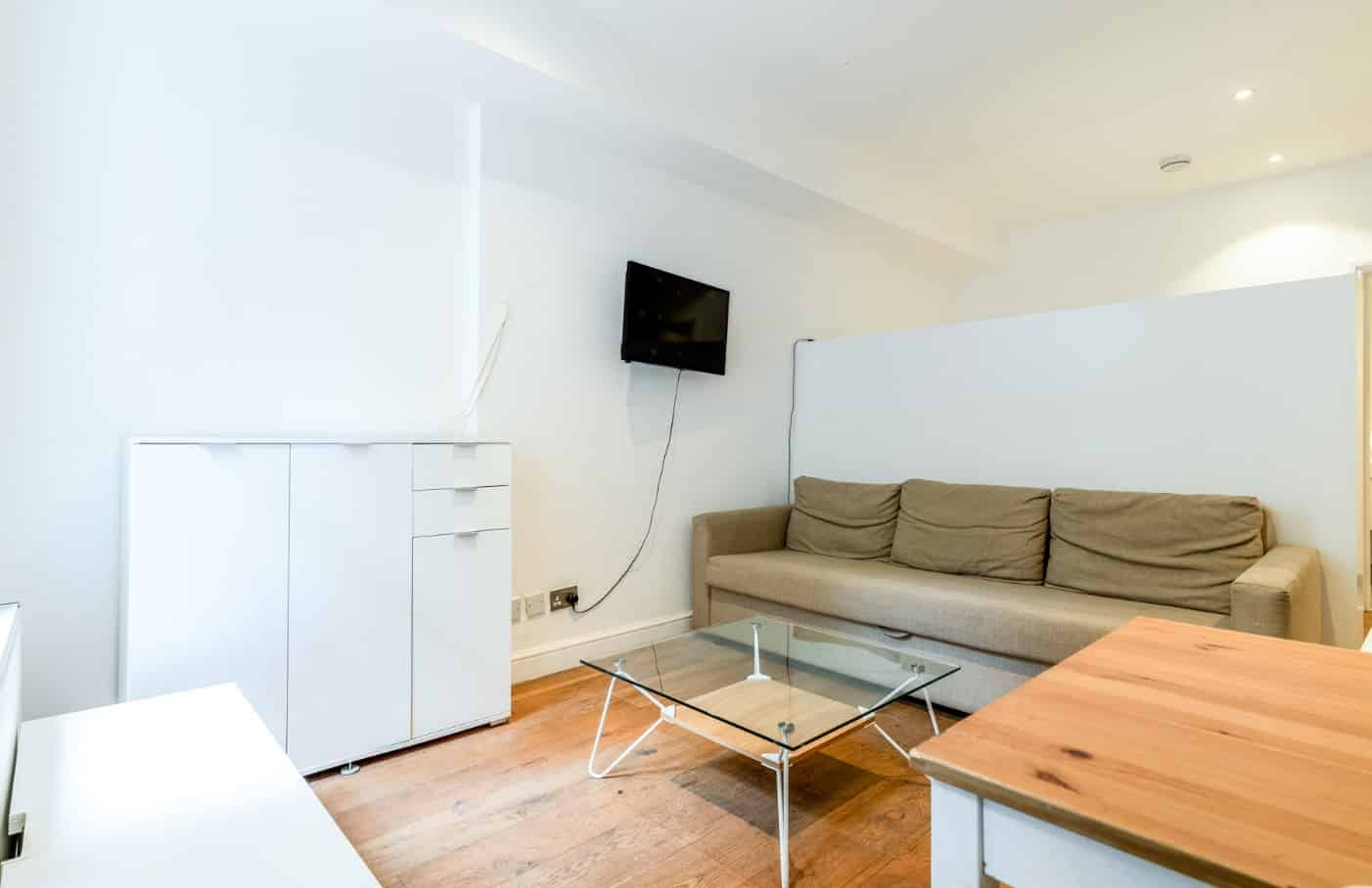 Exterior?w=400&h=260&fit=crop&q=40&auto=format&trim=auto