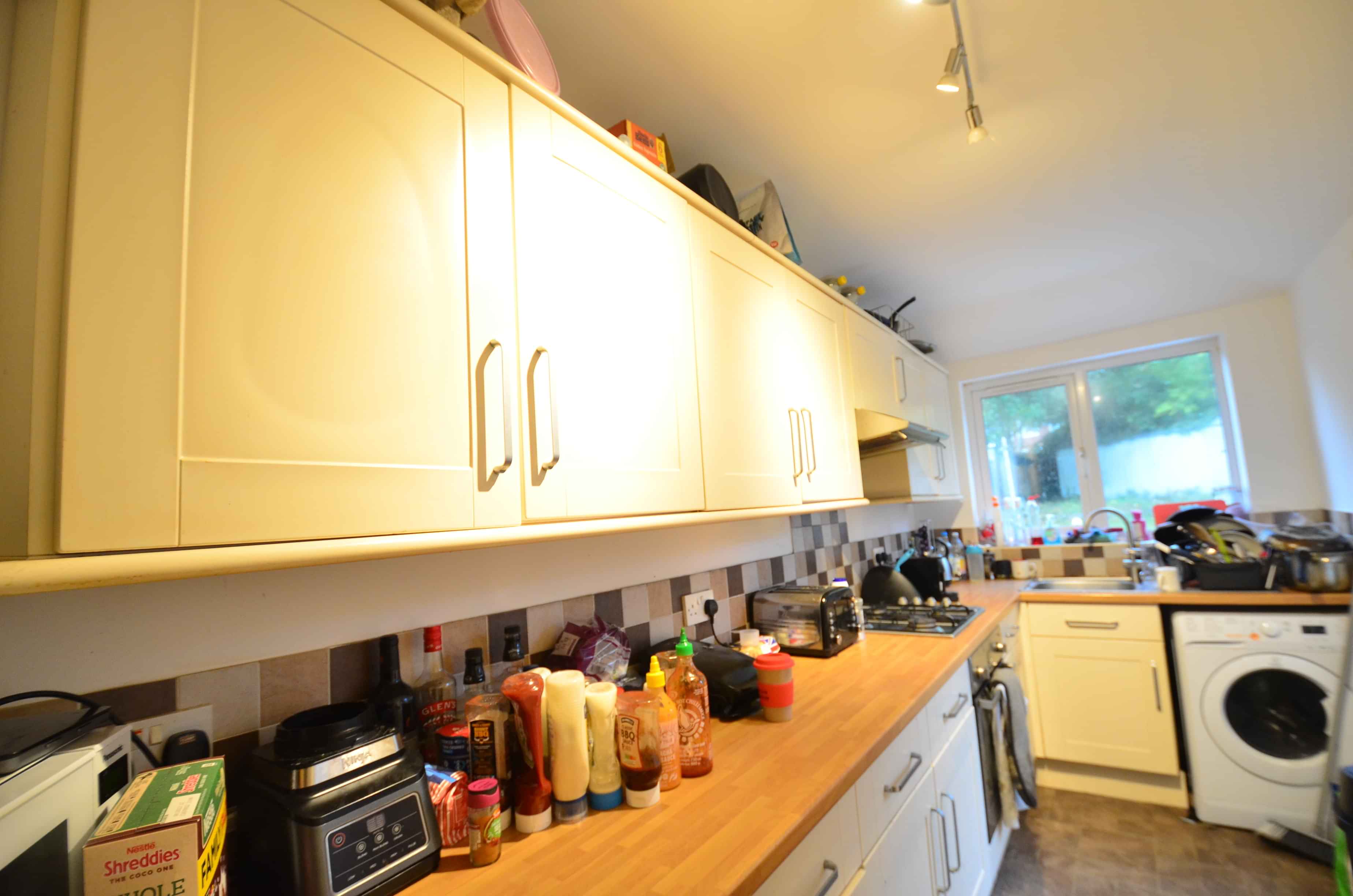 Common Area?w=400&h=260&fit=crop&q=40&auto=format&trim=auto