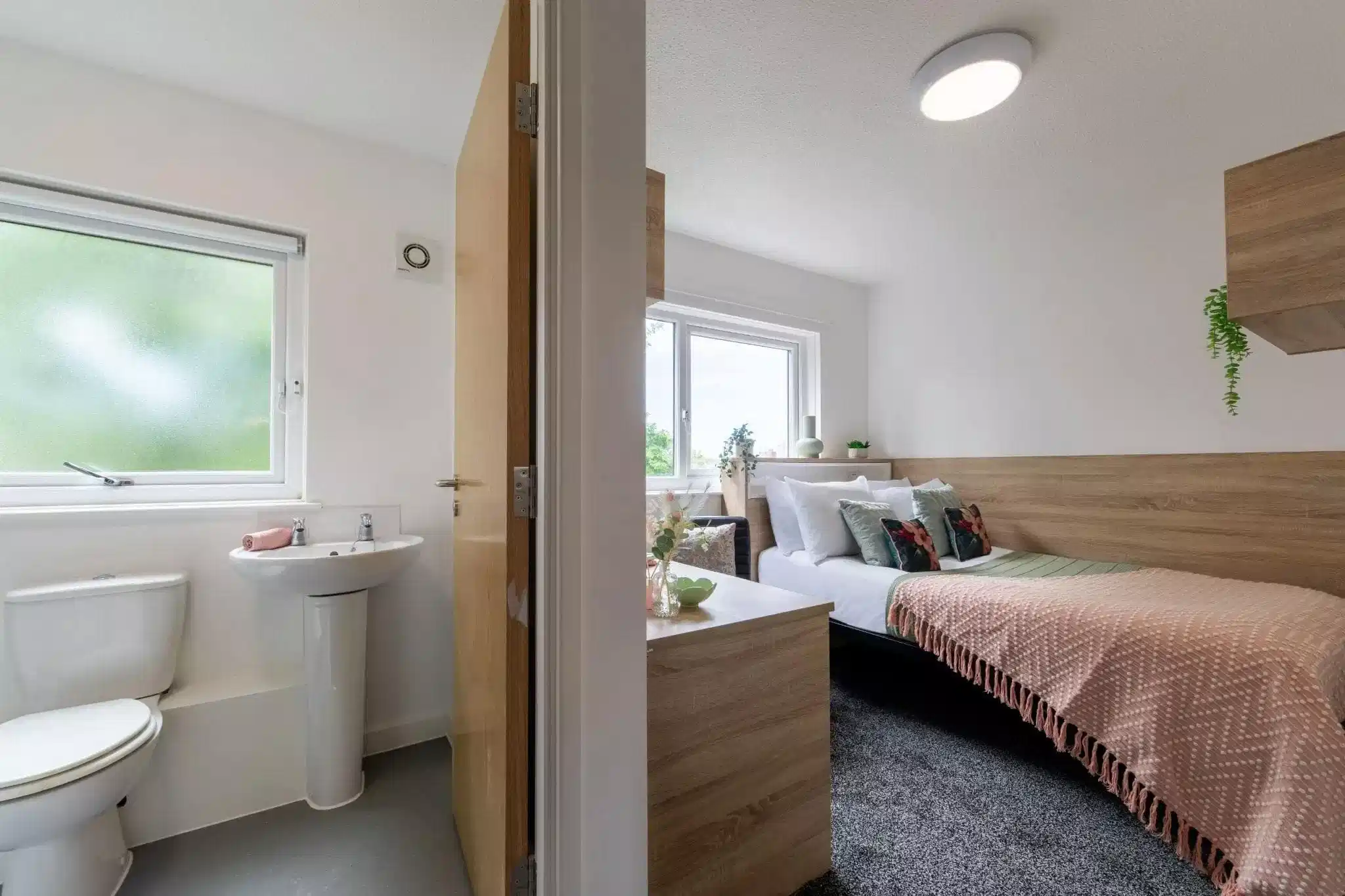 Exterior?w=400&h=260&fit=crop&q=40&auto=format&trim=auto