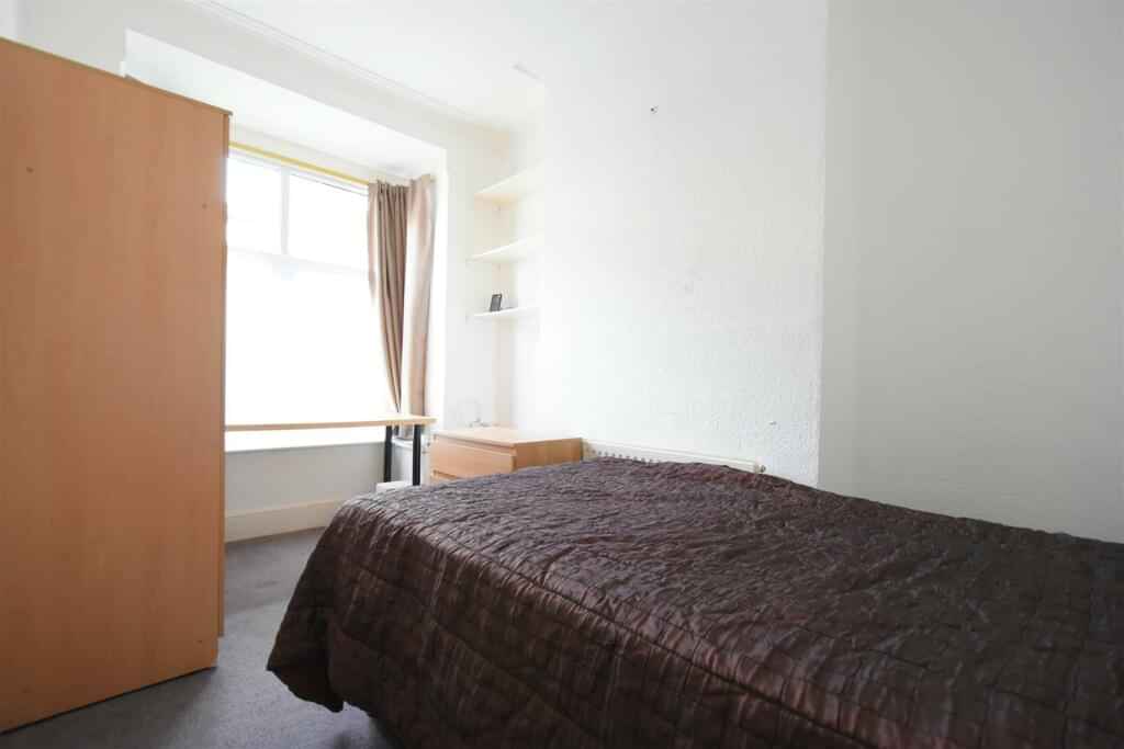 Floor Plan?w=400&h=260&fit=crop&q=40&auto=format&trim=auto