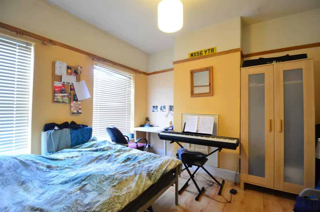 Exterior?w=400&h=260&fit=crop&q=40&auto=format&trim=auto