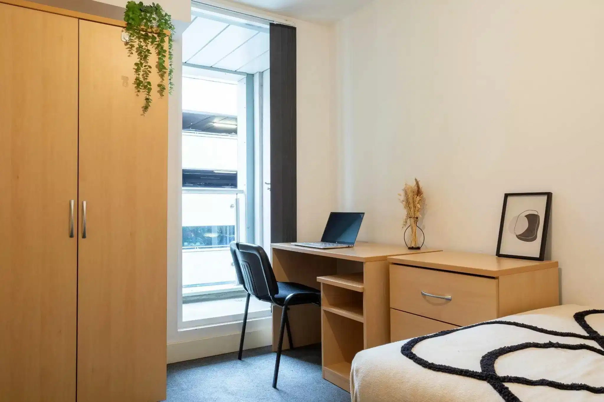 Exterior?w=400&h=260&fit=crop&q=40&auto=format&trim=auto