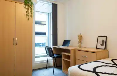 Amenities?w=400&h=260&fit=crop&q=40&auto=format&trim=auto