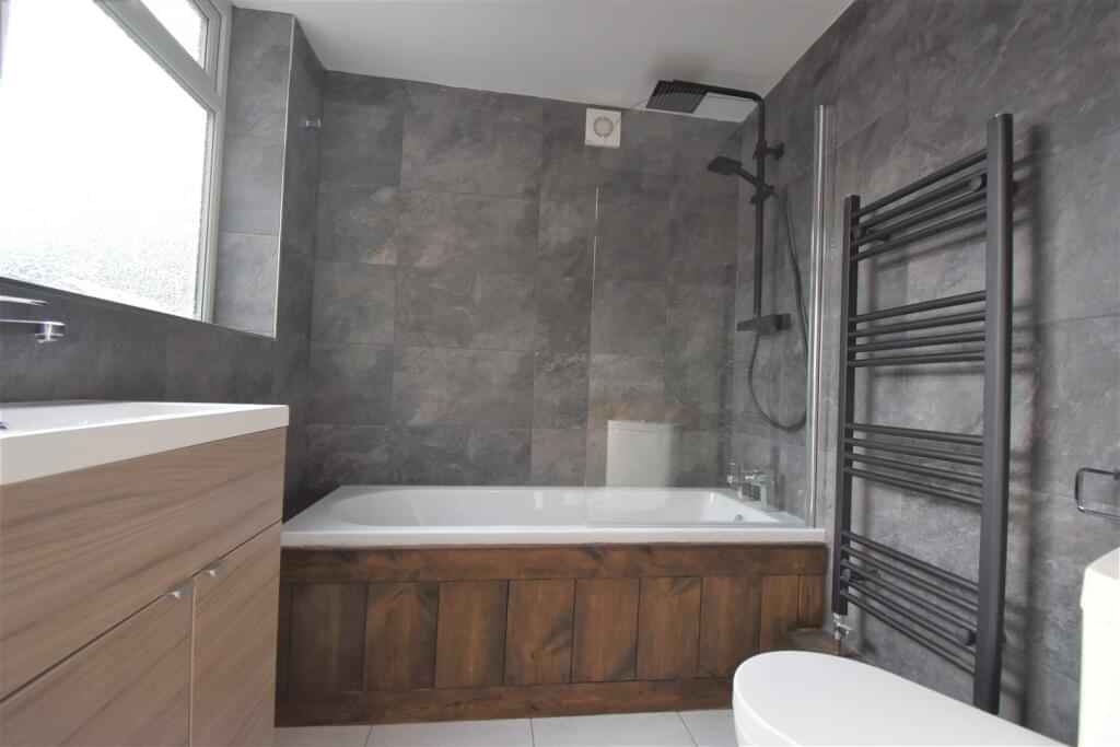 3 Bedroom Apartment, 121 Westminster Road, Selly Oak, Birmingham B29 7RN - Birmingham, England, United Kingdom - 3 Bedroom 1 Bathroom Apartment - Bathroom