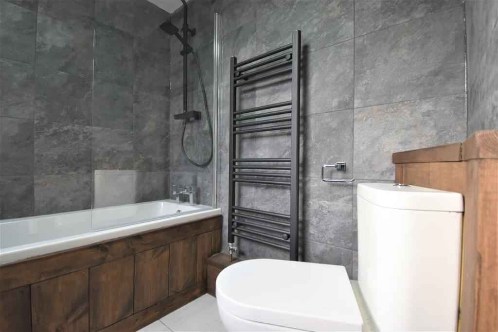 3 Bedroom 1 Bathroom Apartment - Bathroom?w=400&h=260&fit=crop&q=40&auto=format&trim=auto