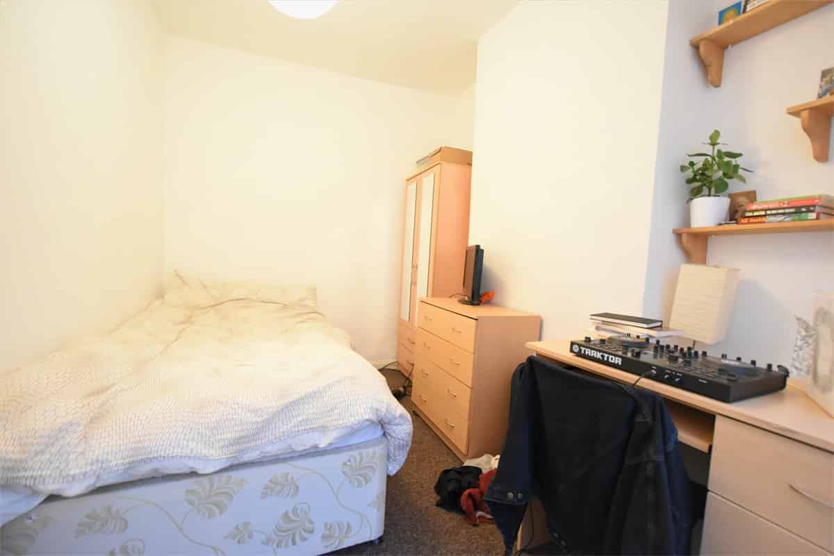 Common Area?w=400&h=260&fit=crop&q=40&auto=format&trim=auto