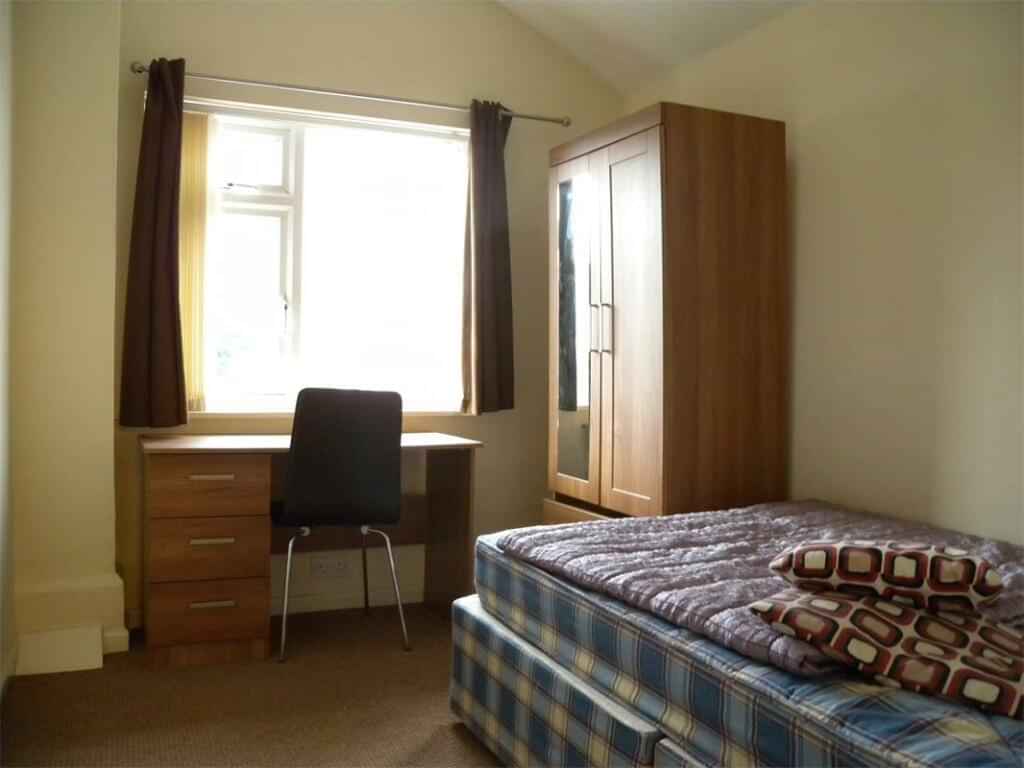 Common Area?w=400&h=260&fit=crop&q=40&auto=format&trim=auto