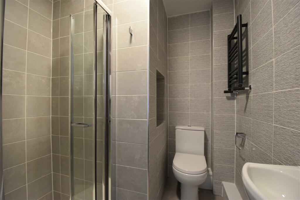 Common Area?w=400&h=260&fit=crop&q=40&auto=format&trim=auto