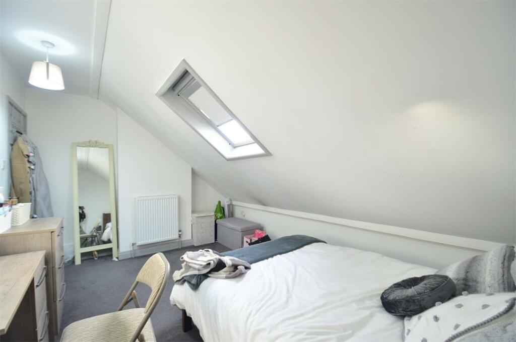 Common Area?w=400&h=260&fit=crop&q=40&auto=format&trim=auto