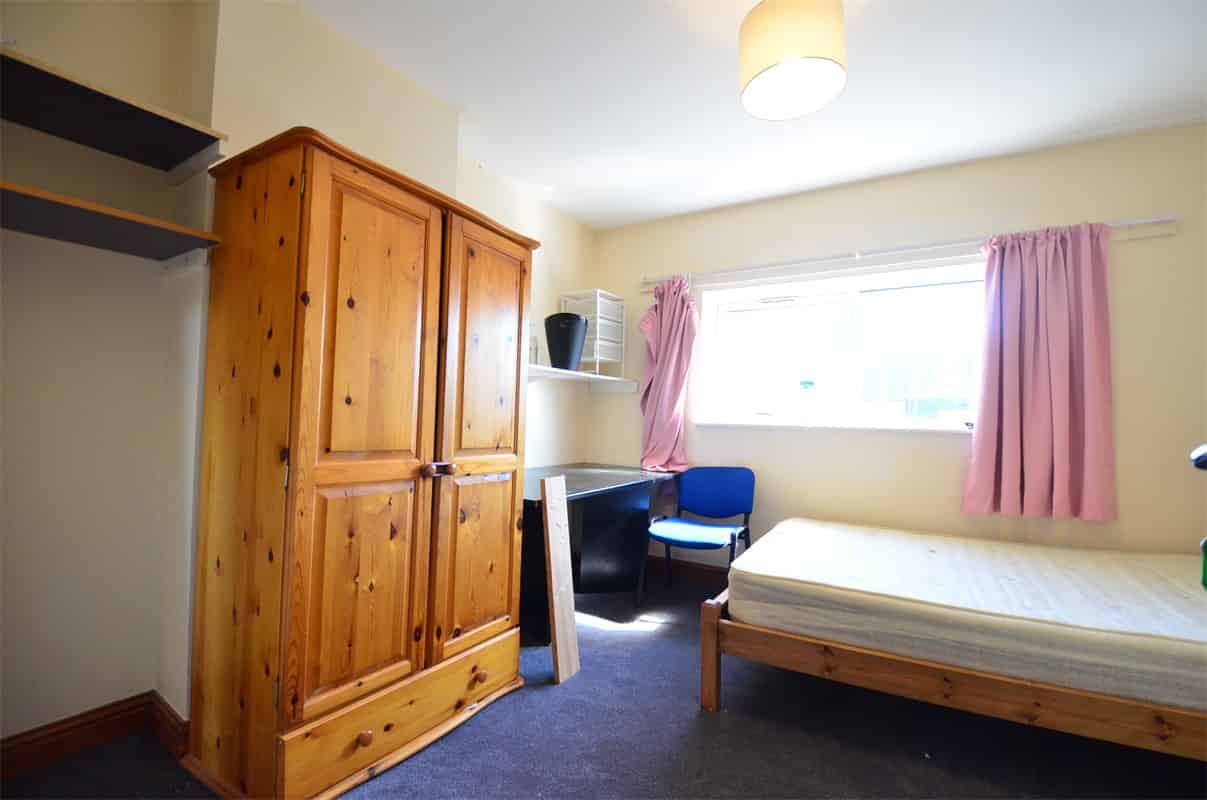 Common Area?w=400&h=260&fit=crop&q=40&auto=format&trim=auto