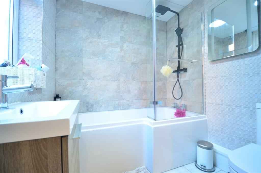 Common Area?w=400&h=260&fit=crop&q=40&auto=format&trim=auto