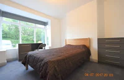 Common Area?w=400&h=260&fit=crop&q=40&auto=format&trim=auto