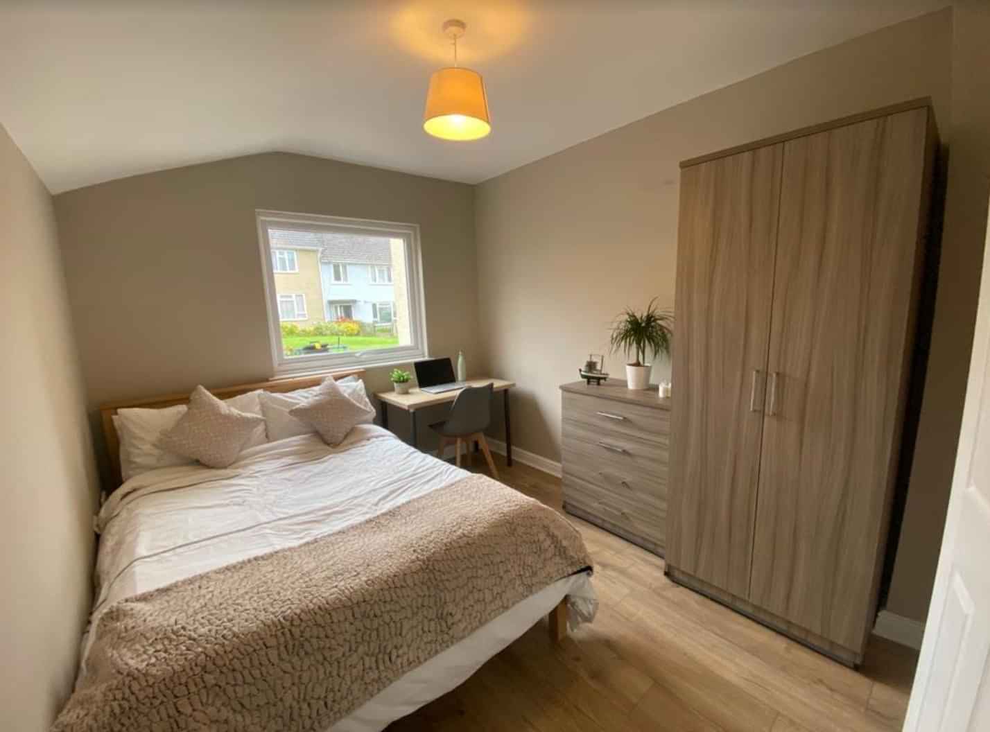 5 Bedroom 3 Bathroom Apartment - Bathroom?w=400&h=260&fit=crop&q=40&auto=format&trim=auto