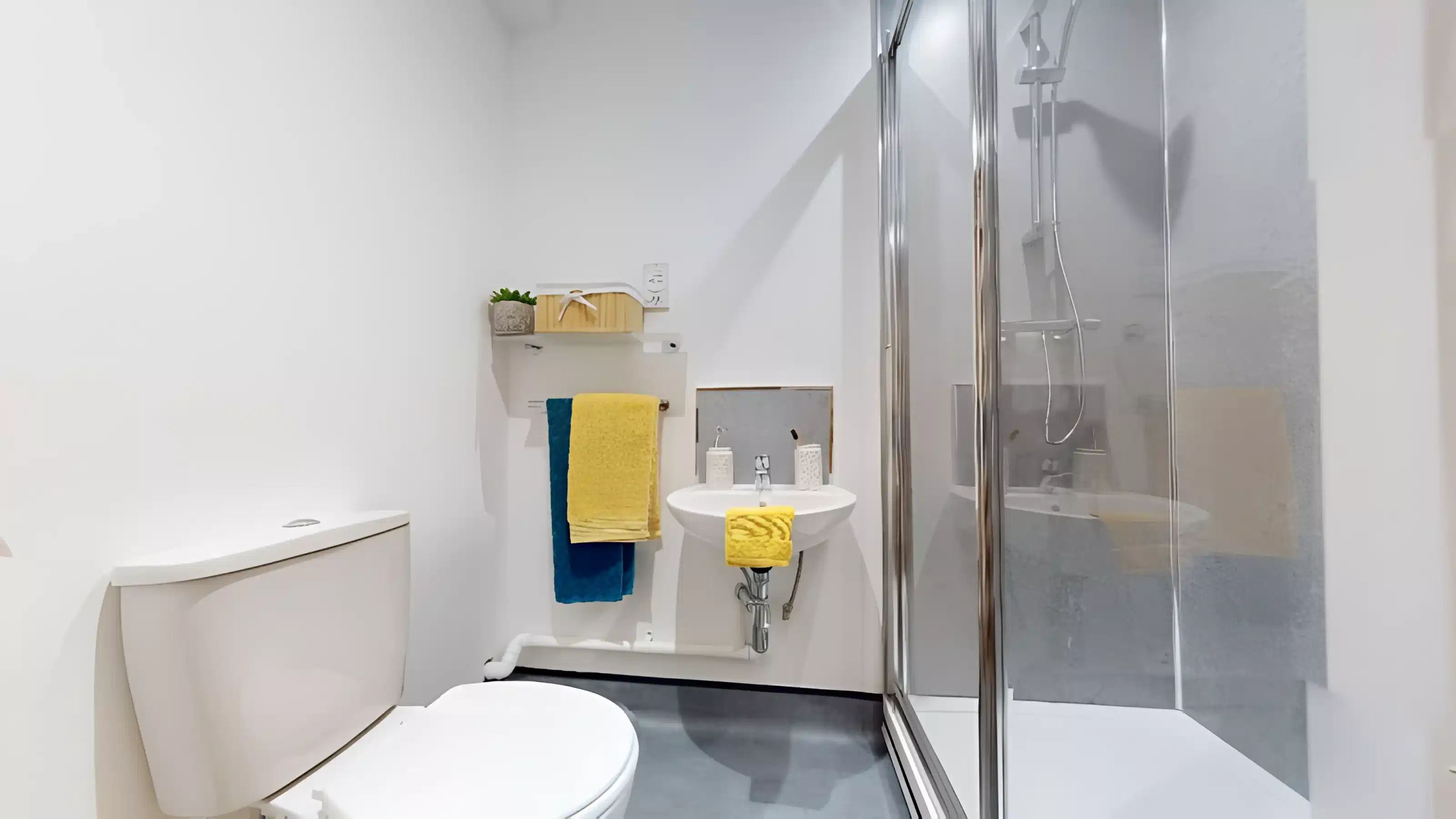 Exterior?w=400&h=260&fit=crop&q=40&auto=format&trim=auto