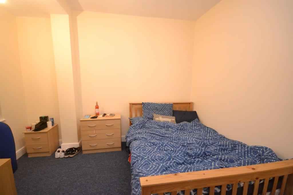 6 Bedroom 1 Bathroom Apartment - Bedroom?w=400&h=260&fit=crop&q=40&auto=format&trim=auto