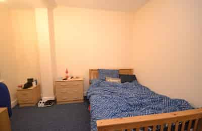 6 Bedroom 1 Bathroom Apartment - Bedroom?w=400&h=260&fit=crop&q=40&auto=format&trim=auto