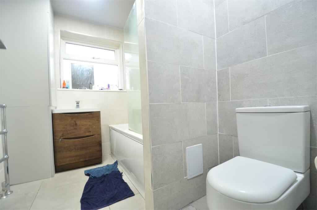 Common Area?w=400&h=260&fit=crop&q=40&auto=format&trim=auto