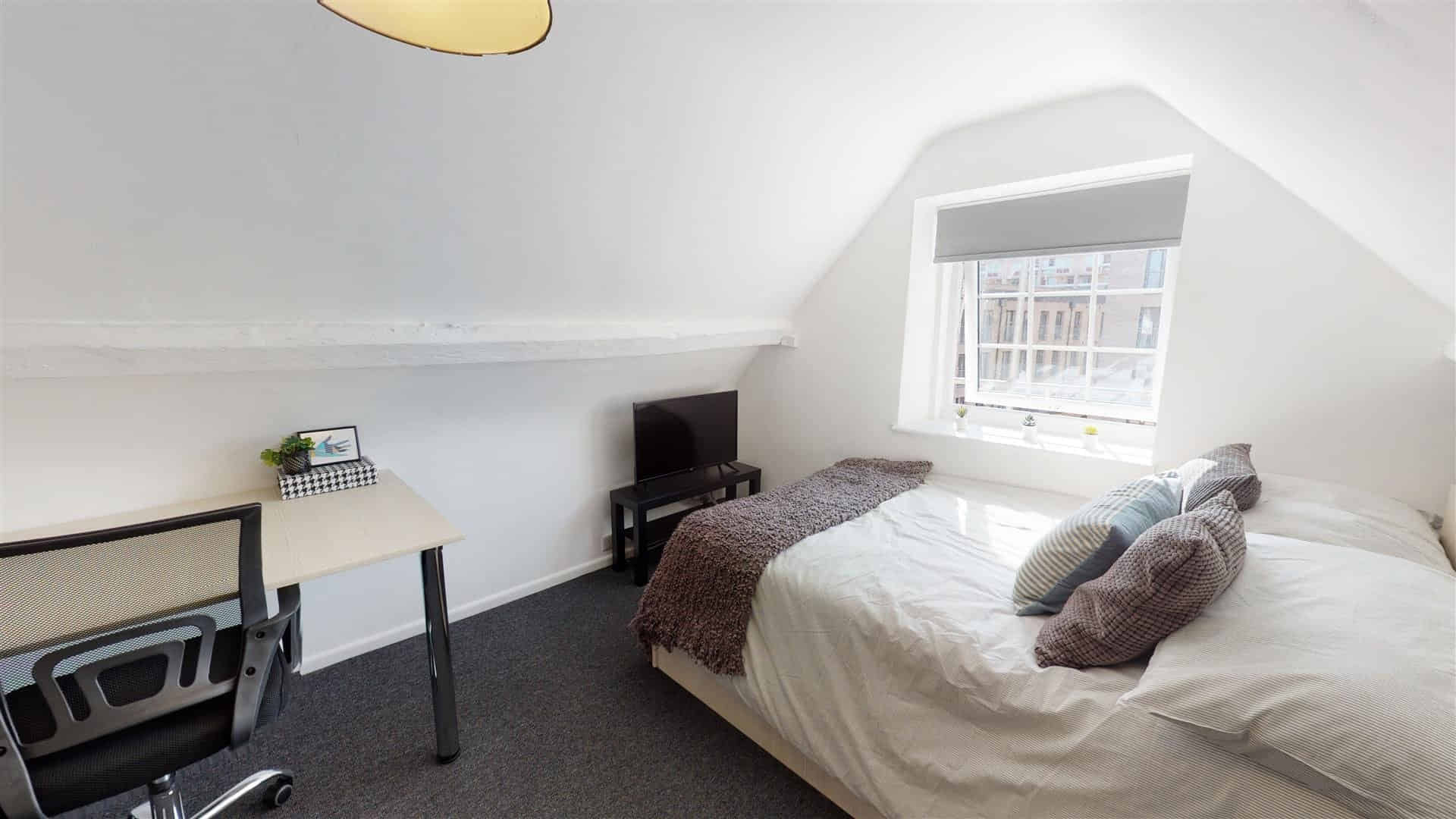 11 Bedroom Apartment - Bathroom?w=400&h=260&fit=crop&q=40&auto=format&trim=auto