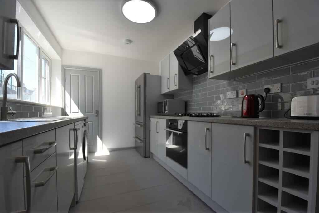 Common Area?w=400&h=260&fit=crop&q=40&auto=format&trim=auto