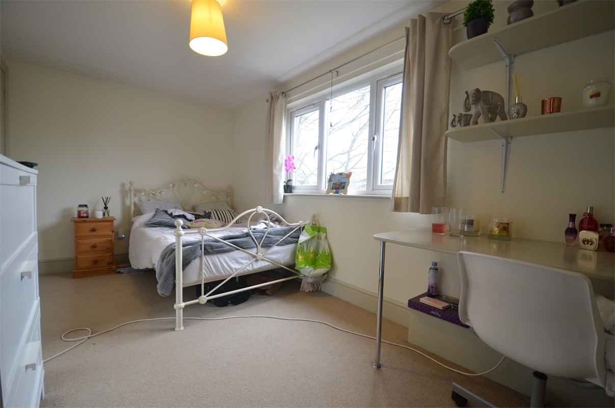 Common Area?w=400&h=260&fit=crop&q=40&auto=format&trim=auto