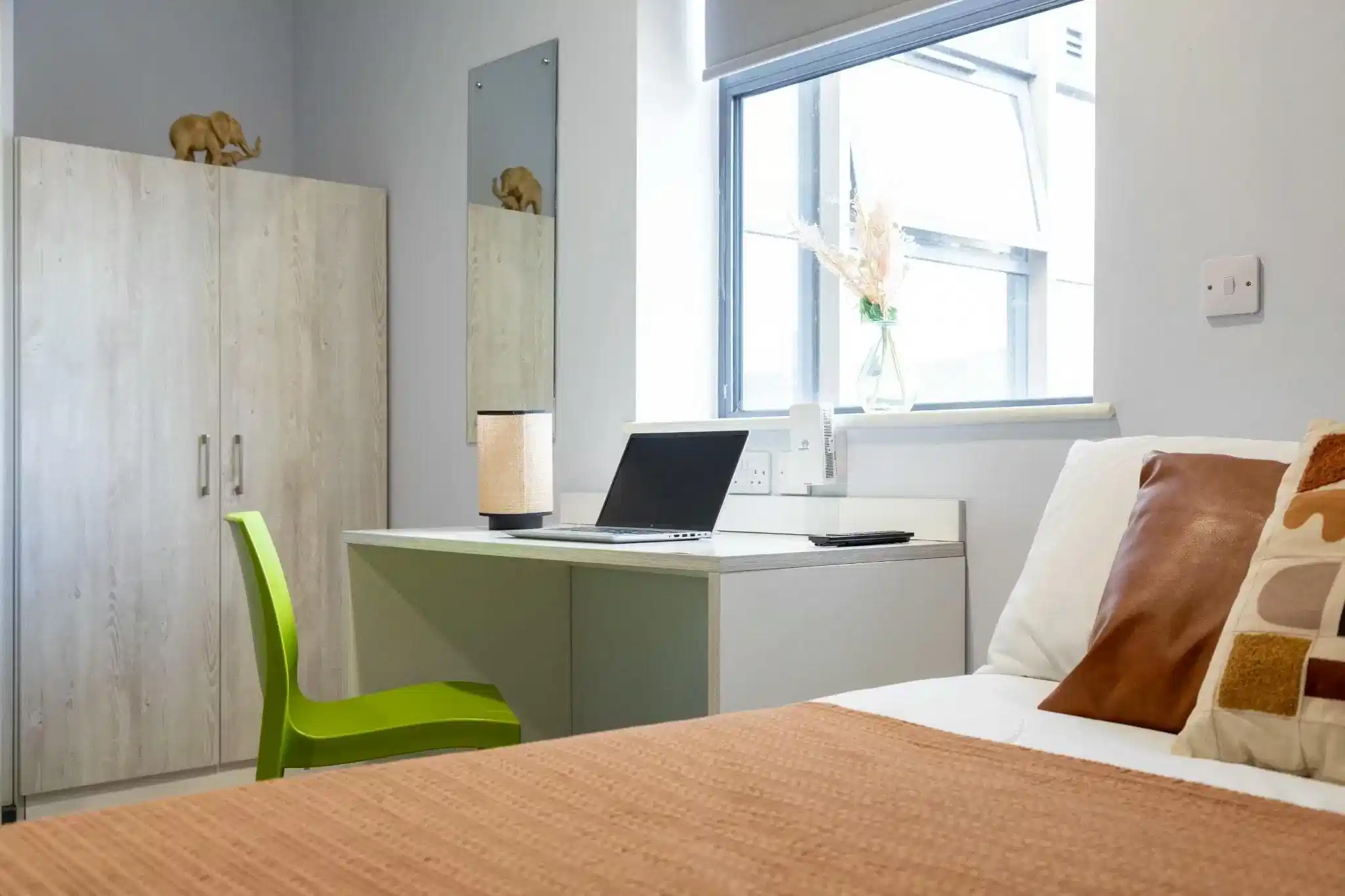 Bedroom?w=400&h=260&fit=crop&q=40&auto=format&trim=auto