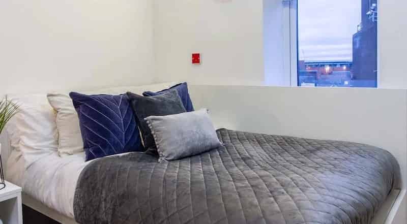 Common Area?w=400&h=260&fit=crop&q=40&auto=format&trim=auto