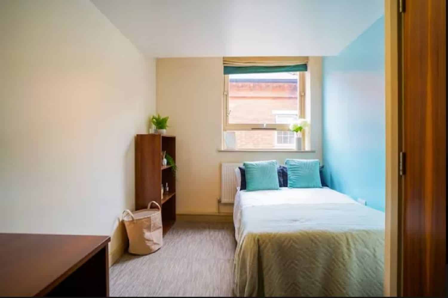 5 Bedroom 2 Bathroom Apartment - Amenities?w=400&h=260&fit=crop&q=40&auto=format&trim=auto