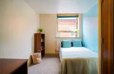 5 Bedroom 2 Bathroom Apartment - Amenities?w=400&h=260&fit=crop&q=40&auto=format&trim=auto