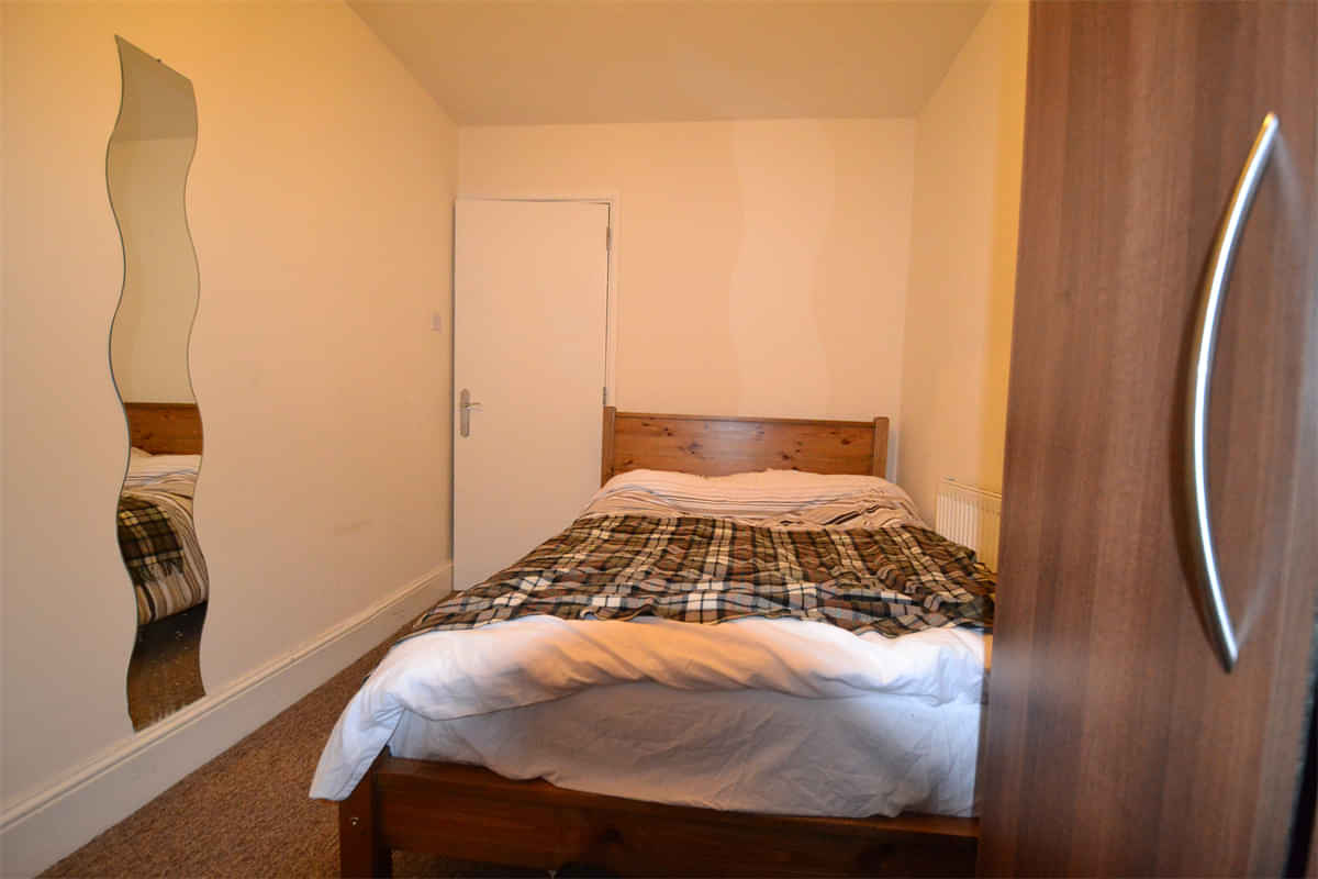 Common Area?w=400&h=260&fit=crop&q=40&auto=format&trim=auto