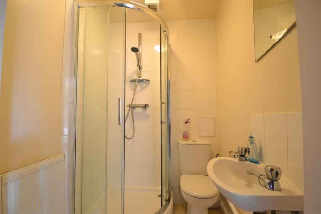 Exterior?w=400&h=260&fit=crop&q=40&auto=format&trim=auto