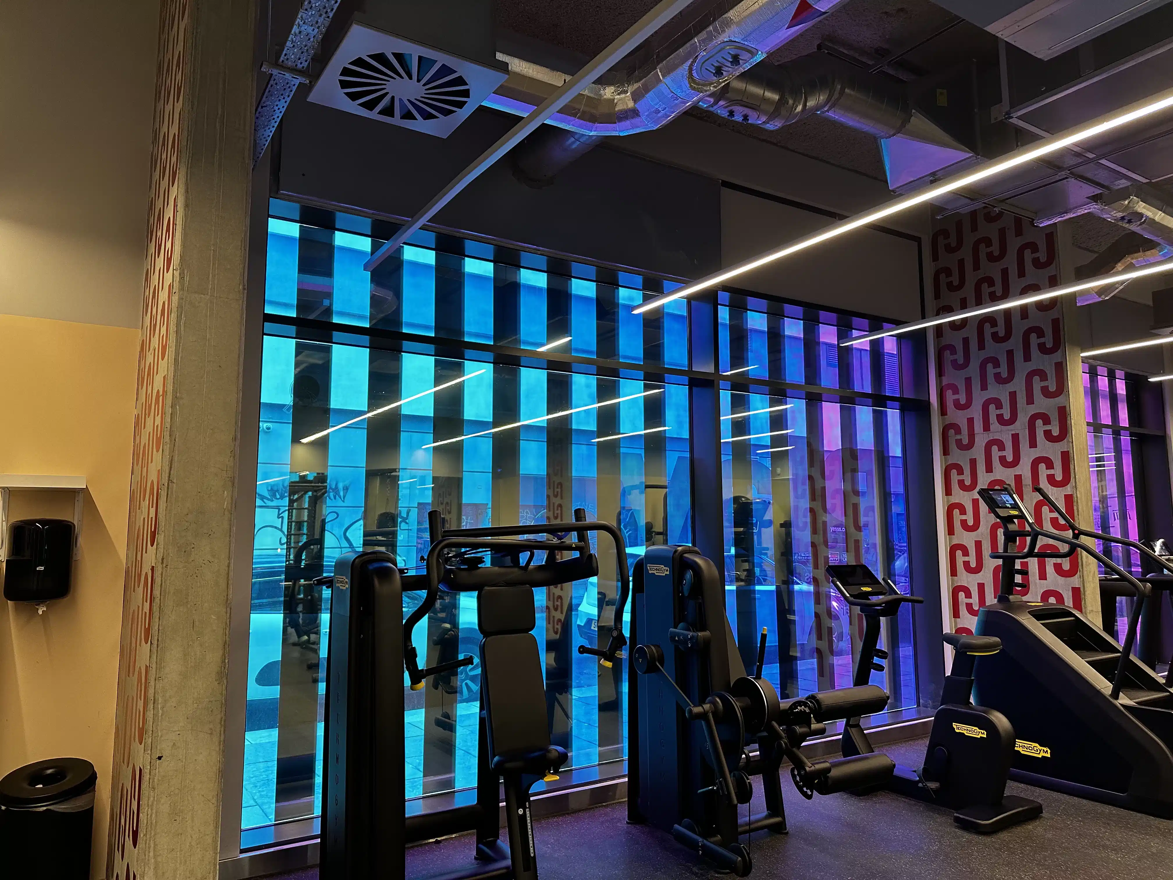 Exterior?w=400&h=260&fit=crop&q=40&auto=format&trim=auto