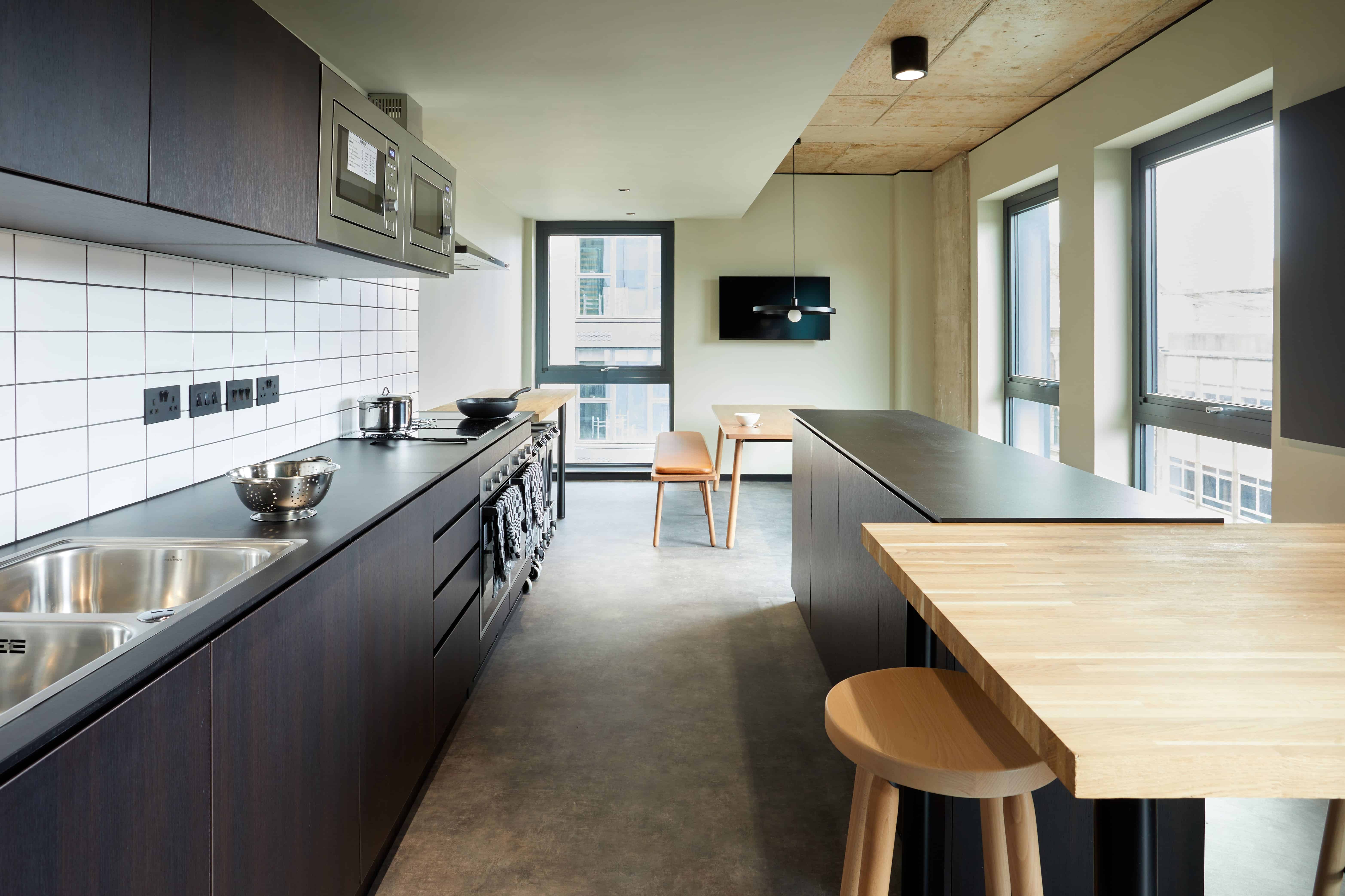 Exterior?w=400&h=260&fit=crop&q=40&auto=format&trim=auto