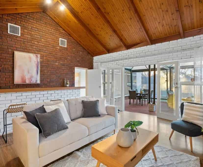 Exterior?w=400&h=260&fit=crop&q=40&auto=format&trim=auto