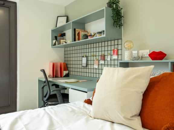 Common Area?w=400&h=260&fit=crop&q=40&auto=format&trim=auto